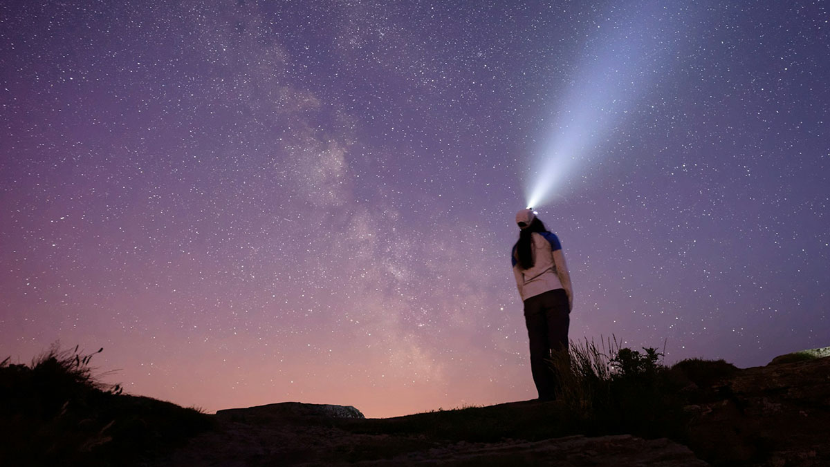 Latarka czołowa Base Camp 360 lm z możliwością regulacji kąta świecenia, doskonała do oświetlania terenu podczas nocnych wędrówek i biwaków